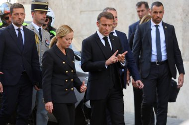 Roma, İtalya 26.09.2023: Başbakan Giorgia Meloni ve Fransa Cumhuriyeti Cumhurbaşkanı Emmanuel Macron, eski cumhurbaşkanı Giorgio Napolitano 'nun 26 Eylül 2023 tarihli devlet cenazesinden sonra göçmenler hakkında konuşup yürüdüler..