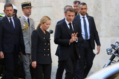 Roma, İtalya 26.09.2023: Başbakan Giorgia Meloni ve Fransa Cumhuriyeti Cumhurbaşkanı Emmanuel Macron, eski cumhurbaşkanı Giorgio Napolitano 'nun 26 Eylül 2023 tarihli devlet cenazesinden sonra göçmenler hakkında konuşup yürüdüler..
