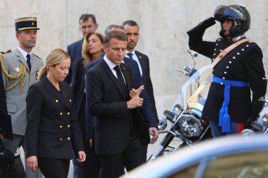 Roma, İtalya 26.09.2023: Başbakan Giorgia Meloni ve Fransa Cumhuriyeti Cumhurbaşkanı Emmanuel Macron, eski cumhurbaşkanı Giorgio Napolitano 'nun 26 Eylül 2023 tarihli devlet cenazesinden sonra göçmenler hakkında konuşup yürüdüler..
