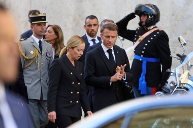 Roma, İtalya 26.09.2023: Başbakan Giorgia Meloni ve Fransa Cumhuriyeti Cumhurbaşkanı Emmanuel Macron, eski cumhurbaşkanı Giorgio Napolitano 'nun 26 Eylül 2023 tarihli devlet cenazesinden sonra göçmenler hakkında konuşup yürüdüler..