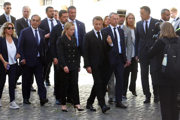 Roma, İtalya 26.09.2023: Başbakan Giorgia Meloni ve Fransa Cumhuriyeti Cumhurbaşkanı Emmanuel Macron, eski cumhurbaşkanı Giorgio Napolitano 'nun 26 Eylül 2023 tarihli devlet cenazesinden sonra göçmenler hakkında konuşup yürüdüler..