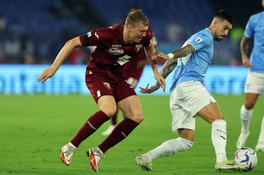 Roma, İtalya 27.09.2023: Torino 'lu Perr Schuurs. Lazio 'dan Mattia Zaccagni İtalya Serie A TIM 2023-2024 6 gün süren futbol karşılaşmasında Roma Olimpiyat Stadyumu' nda SS Lazio FC Torino 'ya karşı..