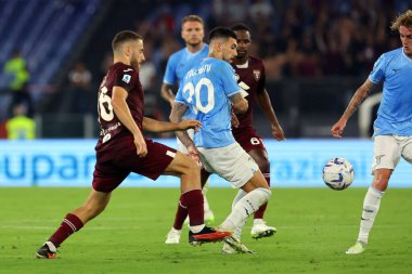 Roma, İtalya 27.09.2023: Torino 'lu Vlasiç, Lazio' lu Mattia Zaccagni İtalya Serisi A TIM 2023-2024 6 günlük futbol karşılaşmasında Roma Olimpiyat Stadyumu 'nda SS Lazio ile FC Torino arasında oynanan karşılaşma..