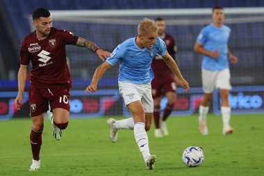 Roma, İtalya 27.09.2023: Torino 'lu Radonjiç, Lazio' lu Gustav Isaksen İtalya Serisi A TIM 2023-2024 6 günlük futbol karşılaşması sırasında Roma Olimpiyat Stadyumu 'nda SS Lazio ile FC Torino arasında oynanan karşılaşma..