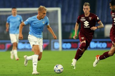 Roma, İtalya 27.09.2023: Torino 'lu Radonjiç, Lazio' lu Gustav Isaksen İtalya Serisi A TIM 2023-2024 6 günlük futbol karşılaşması sırasında Roma Olimpiyat Stadyumu 'nda SS Lazio ile FC Torino arasında oynanan karşılaşma..
