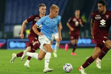 Roma, İtalya 27.09.2023: Torino 'lu Radonjiç, Lazio' lu Gustav Isaksen İtalya Serisi A TIM 2023-2024 6 günlük futbol karşılaşması sırasında Roma Olimpiyat Stadyumu 'nda SS Lazio ile FC Torino arasında oynanan karşılaşma..