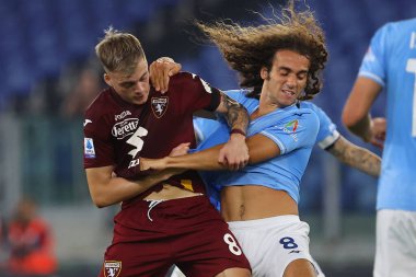 Roma, İtalya 27.09.2023: Torino 'lu Iliç, Lazio' lu Matteo Guendouzi İtalya Serisi A TIM 2023-2024 6 günlük futbol karşılaşmasında SS Lazio ile Roma 'daki Olimpiyat Stadyumu' nda FC Torino arasında oynanan karşılaşma..