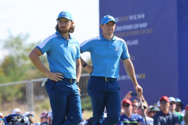 Roma, İtalya 29.09.2023: Avrupa 'dan Tommy Fleetwood, Avrupa' dan Rory Mcilroy, RYDER CUP 2023 'teki Doursome Session Marco Simone Golf & Country Club di Guidonia Montecelio, Roma