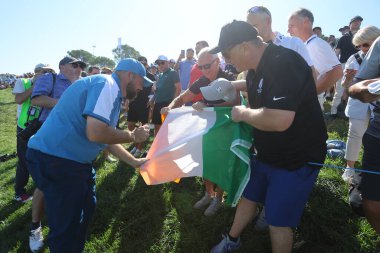 Roma, İtalya 29.09.2023: Avrupa 'dan Shane Lowry, RYDER CUP 2023' teki Foursomes oturumunda Marco Simone Golf & Country Club di Guidonia Montecelio, Roman zaferini kutladı