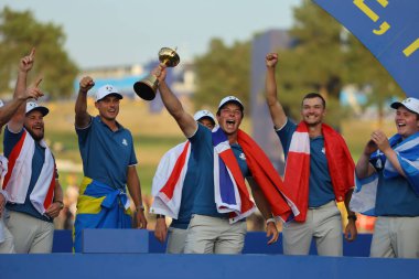 Roma, İtalya 01.10.2023: Ödül töreni, Avrupa takımı Marco Simone Golf Country Club di Guidonia Montecelio, Roma 'da oynanan tekli maçlar sonrasında ödül kazandı