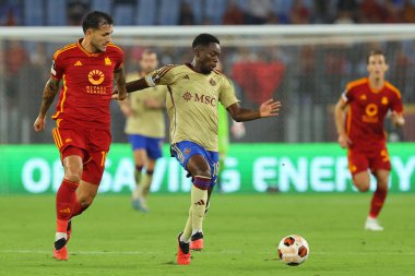 Roma, İtalya 05.10.2023: Roma 'dan Leandro Paredes, UEFA Avrupa Ligi 2023-2024 sezonunda Servette' ten Bradley Mazikou, G grubu, Roma 'daki Olimpiyat Stadyumu' nda AS Roman ve Servette FC arasında oynanan futbol karşılaşması.
