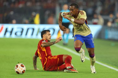 Roma, İtalya 05.10.2023: Roma 'dan Leandro Paredes, Servette' ten Dereck Kutesa UEFA Avrupa Ligi 2023-2024, G grubu, Roma 'daki Olimpiyat Stadyumu' nda AS Roman ve Servette FC arasında oynanan futbol karşılaşması..