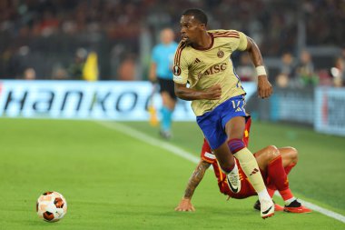 Roma, İtalya 05.10.2023: Roma 'dan Leandro Paredes, Servette' ten Dereck Kutesa UEFA Avrupa Ligi 2023-2024, G grubu, Roma 'daki Olimpiyat Stadyumu' nda AS Roman ve Servette FC arasında oynanan futbol karşılaşması..