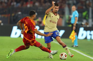 Roma, İtalya 05.10.2023: Zeki Çelik, Servette 'li Yoan Severin, UEFA Avrupa Ligi 2023-2024, G grubu, AS Romanlar Servette FC ile Roma Olimpiyat Stadyumu' nda oynanan futbol karşılaşması..