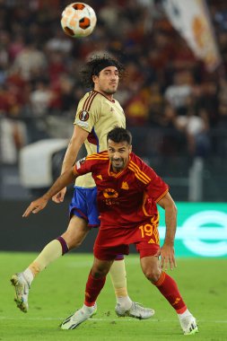 Roma, İtalya 05.10.2023: Romanlardan Zeki Çelik, Servettein 'den Enzo Crivelli UEFA Avrupa Ligi 2023-2024, G grubu, AS Roman Servette FC ile Roma Olimpiyat Stadyumu' nda oynanan futbol karşılaşması.