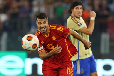 Roma, İtalya 05.10.2023: Romanlardan Zeki Çelik, Servettein 'den Enzo Crivelli UEFA Avrupa Ligi 2023-2024, G grubu, AS Roman Servette FC ile Roma Olimpiyat Stadyumu' nda oynanan futbol karşılaşması.