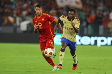 Roma, İtalya 05.10.2023: Roma 'dan Zeki Çelik, Servette' ten Bradley Mazikou, UEFA Avrupa Ligi 2023-2024, G grubu, AS Roma 'dan Servette FC' ye karşı Roma Olimpiyat Stadyumu 'nda oynanan futbol karşılaşması.