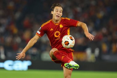 Roma, İtalya 05.10.2023: UEFA Avrupa Ligi 2023-2024, G grubu, Roma 'daki Olimpiyat Stadyumu' nda AS Romanlar Servette FC 'ye karşı oynanan futbol karşılaşması sırasında Edoardo Bove Roma' da faaliyet gösteriyor.