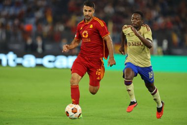 Roma, İtalya 05.10.2023: Roma 'dan Zeki Çelik, Servette' ten Bradley Mazikou, UEFA Avrupa Ligi 2023-2024, G grubu, AS Roma 'dan Servette FC' ye karşı Roma Olimpiyat Stadyumu 'nda oynanan futbol karşılaşması.