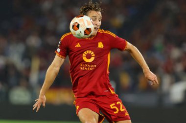 Roma, İtalya 05.10.2023: UEFA Avrupa Ligi 2023-2024, G grubu, Roma 'daki Olimpiyat Stadyumu' nda AS Romanlar Servette FC 'ye karşı oynanan futbol karşılaşması sırasında Edoardo Bove Roma' da faaliyet gösteriyor.