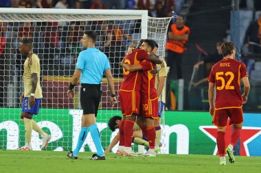 Roma, İtalya 05.10.2023: Roma 'dan Romelu Lukaku 1-0' lık golle UEFA Avrupa Ligi 2023-2024, G grubu, Roma 'daki Olimpiyat Stadyumu' nda AS Roman Servette FC 'ye karşı oynanan futbol karşılaşmasını kutluyor..