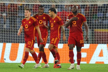 Roma, İtalya 05.10.2023: Roma 'dan Romelu Lukaku 1-0' lık golle UEFA Avrupa Ligi 2023-2024, G grubu, Roma 'daki Olimpiyat Stadyumu' nda AS Roman Servette FC 'ye karşı oynanan futbol karşılaşmasını kutluyor..