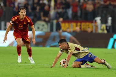 Roma, İtalya 05.10.2023: Romanların Edoardo Bove 'u, Servette' li Alexis Antunes UEFA Avrupa Ligi 2023-2024, G grubu, AS Roman Servette FC ile Roma Olimpiyat Stadyumu 'nda oynanan futbol karşılaşması..