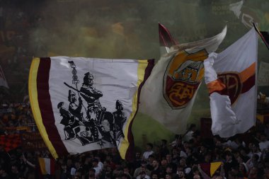 Roma, İtalya 05.10.2023: AS Roma Destekçileri, UEFA Avrupa Ligi 2023-2024, G grubu, Roma 'daki Olimpiyat Stadyumu' nda AS Roma ve Servette FC arasında oynanan futbol karşılaşması öncesinde kürsüde bayrak sallıyor.