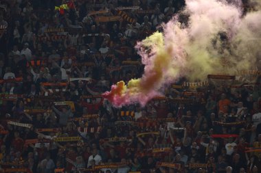 Roma, İtalya 05.10.2023: AS roma taraftarları UEFA Avrupa Ligi 2023-2024, G grubu, Roma 'daki Olimpiyat Stadyumu' nda AS Romanlar ve Servette FC arasında oynanan futbol karşılaşması öncesinde kürsüde sigara içiyorlar..