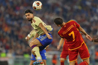 Roma, İtalya 05.10.2023: Servette 'ten Nicolas Vouilloz, Roma' dan Lorenzo Pellegrini UEFA Avrupa Ligi 2023-2024, G grubu, Roma 'daki Olimpiyat Stadyumu' nda AS Roman ve Servette FC arasında oynanan futbol karşılaşması.