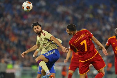 Roma, İtalya 05.10.2023: Servette 'ten Nicolas Vouilloz, Roma' dan Lorenzo Pellegrini UEFA Avrupa Ligi 2023-2024, G grubu, Roma 'daki Olimpiyat Stadyumu' nda AS Roman ve Servette FC arasında oynanan futbol karşılaşması.