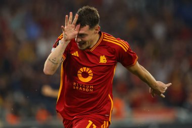 Roma, İtalya 05.10.2023: Roman Andrea Belotti golü attı ve UEFA Avrupa Ligi 2023-2024, G grubu, AS Roman Servette FC ile Roma 'daki Olimpiyat Stadyumu' nda oynanan futbol karşılaşmasını kutladı..