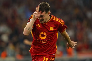 Roma, İtalya 05.10.2023: Roman Andrea Belotti golü attı ve UEFA Avrupa Ligi 2023-2024, G grubu, AS Roman Servette FC ile Roma 'daki Olimpiyat Stadyumu' nda oynanan futbol karşılaşmasını kutladı..