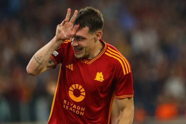 Roma, İtalya 05.10.2023: Roman Andrea Belotti golü attı ve UEFA Avrupa Ligi 2023-2024, G grubu, AS Roman Servette FC ile Roma 'daki Olimpiyat Stadyumu' nda oynanan futbol karşılaşmasını kutladı..