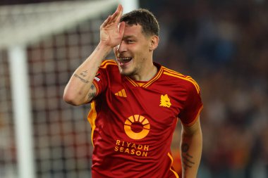 Roma, İtalya 05.10.2023: Roman Andrea Belotti golü attı ve UEFA Avrupa Ligi 2023-2024, G grubu, AS Roman Servette FC ile Roma 'daki Olimpiyat Stadyumu' nda oynanan futbol karşılaşmasını kutladı..