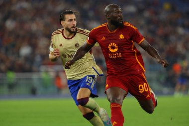 Roma, İtalya 05.10.2023: Servette 'ten Yoan Severin, Roma' dan Romelu Lukaku UEFA Avrupa Ligi 2023-2024, G grubu, Roma 'daki Olimpiyat Stadyumu' nda AS Roman Servette FC 'ye karşı oynanan futbol karşılaşması..