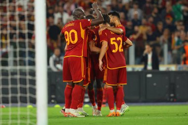 Roma, İtalya 05.10.2023: Roman Andrea Belotti 4-0 'lık golü attı ve UEFA Avrupa Ligi 2023-2024, G grubu, AS Roman Servette FC ile Roma Olimpiyat Stadyumu' nda oynanan futbol karşılaşmasını kutluyor..