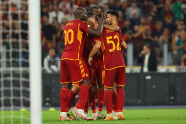 Roma, İtalya 05.10.2023: Roman Andrea Belotti 4-0 'lık golü attı ve UEFA Avrupa Ligi 2023-2024, G grubu, AS Roman Servette FC ile Roma Olimpiyat Stadyumu' nda oynanan futbol karşılaşmasını kutluyor..