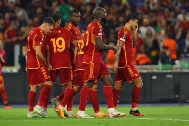 Roma, İtalya 05.10.2023: Roman Andrea Belotti 4-0 'lık golü attı ve UEFA Avrupa Ligi 2023-2024, G grubu, AS Roman Servette FC ile Roma Olimpiyat Stadyumu' nda oynanan futbol karşılaşmasını kutluyor..