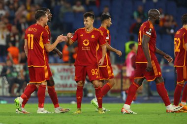 Roma, İtalya 05.10.2023: Roman Andrea Belotti 4-0 'lık golü attı ve UEFA Avrupa Ligi 2023-2024, G grubu, AS Roman Servette FC ile Roma Olimpiyat Stadyumu' nda oynanan futbol karşılaşmasını kutluyor..