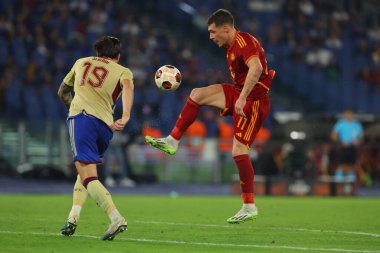 Roma, İtalya 05.10.2023: Servette 'li Yoan Severin, UEFA Avrupa Ligi 2023-2024, G grubu, Roma' daki Olimpiyat Stadyumu 'nda AS Roma ile Servette FC arasındaki futbol karşılaşması sırasında Romain' li Andrea Belotti.