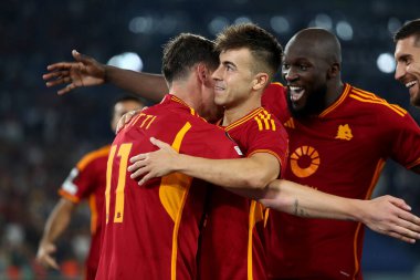 Roma, İtalya 05.10.2023: Roman Andrea Belotti gol attı ve UEFA Avrupa Ligi 2023-2024, G grubu, AS Roman Servette FC ile Roma Olimpiyat Stadyumu 'nda oynanan futbol karşılaşmasını kutluyor..