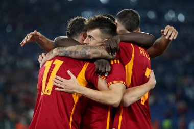 Roma, İtalya 05.10.2023: Roman Andrea Belotti gol attı ve UEFA Avrupa Ligi 2023-2024, G grubu, AS Roman Servette FC ile Roma Olimpiyat Stadyumu 'nda oynanan futbol karşılaşmasını kutluyor..