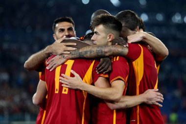 Roma, İtalya 05.10.2023: Roman Andrea Belotti gol attı ve UEFA Avrupa Ligi 2023-2024, G grubu, AS Roman Servette FC ile Roma Olimpiyat Stadyumu 'nda oynanan futbol karşılaşmasını kutluyor..