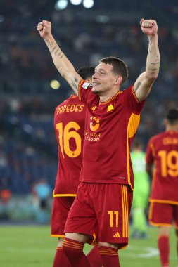 Roma, İtalya 05.10.2023: Roman Andrea Belotti gol attı ve UEFA Avrupa Ligi 2023-2024, G grubu, AS Roman Servette FC ile Roma Olimpiyat Stadyumu 'nda oynanan futbol karşılaşmasını kutluyor..