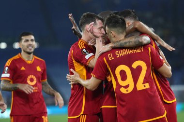 Roma, İtalya 05.10.2023: Romanlardan Lorenzo Pellegrini gol attı ve UEFA Avrupa Ligi 2023-2024, G grubu, AS Roman Servette FC ile Roma 'daki Olimpiyat Stadyumu' nda oynanan futbol karşılaşmasını kutluyor..