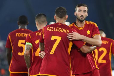 Roma, İtalya 05.10.2023: Romanlardan Lorenzo Pellegrini gol attı ve UEFA Avrupa Ligi 2023-2024, G grubu, AS Roman Servette FC ile Roma 'daki Olimpiyat Stadyumu' nda oynanan futbol karşılaşmasını kutluyor..