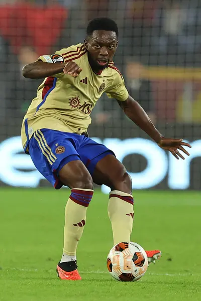 Roma, İtalya 05.10.2023: Servette 'li Bradley Mazikou UEFA Avrupa Ligi 2023-2024, G grubu, Roma' daki Olimpiyat Stadyumu 'nda AS Roman Servette FC' ye karşı oynanan futbol karşılaşması sırasında görev başında.