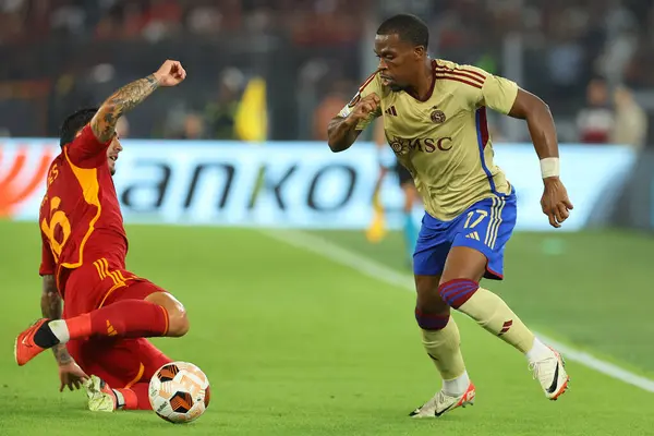 Roma, İtalya 05.10.2023: Roma 'dan Leandro Paredes, Servette' ten Dereck Kutesa UEFA Avrupa Ligi 2023-2024, G grubu, Roma 'daki Olimpiyat Stadyumu' nda AS Roman ve Servette FC arasında oynanan futbol karşılaşması..