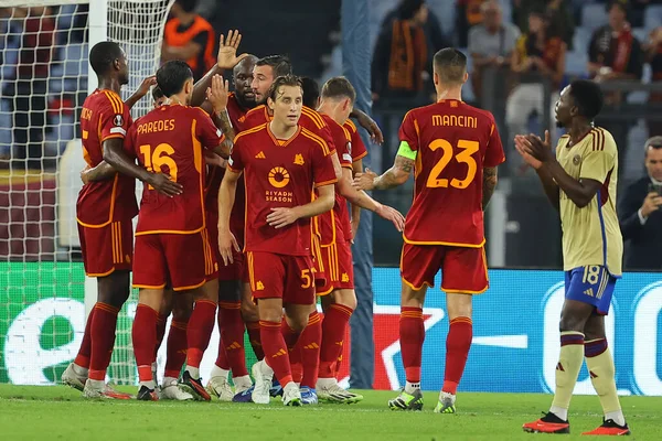 Roma, İtalya 05.10.2023: Roma 'dan Romelu Lukaku 1-0' lık golle UEFA Avrupa Ligi 2023-2024, G grubu, Roma 'daki Olimpiyat Stadyumu' nda AS Roman Servette FC 'ye karşı oynanan futbol karşılaşmasını kutluyor..